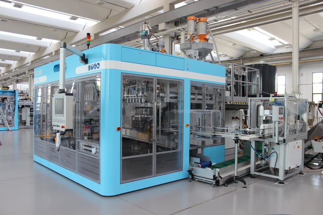1 electric blow molding machine versus 5 hydraulic machines