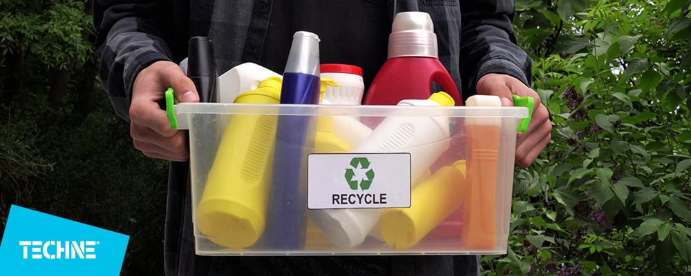 Persone che riciclano bottiglie di plastica 